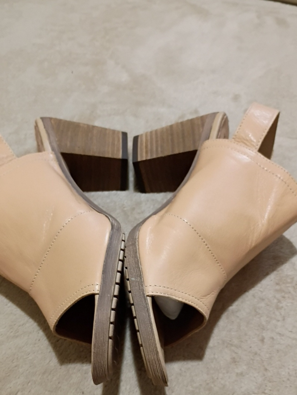 NWT.Tan Leather Block Heel Sandals - Picture 8 of 9